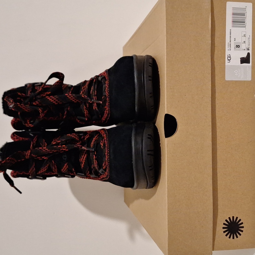 *Authentic* Brand New ugg hiker boots